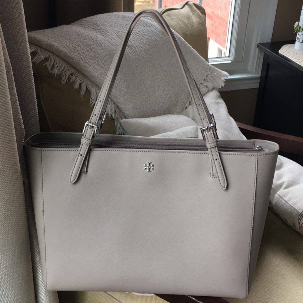 Tory Burch York Buckle Tote. Beige. EUC.